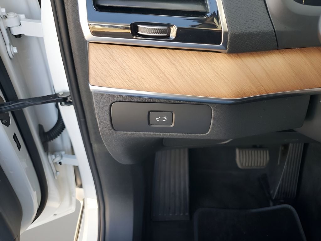 2024 Volvo XC90 B6 Plus Bright Theme 6-Seater