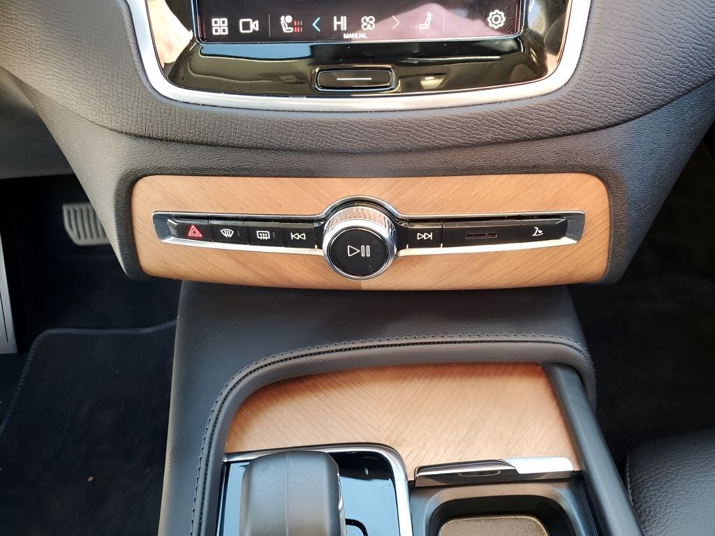 2024 Volvo XC90 B6 Plus Bright Theme 6-Seater