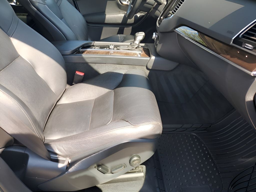 2017 Volvo XC90 T5 Momentum