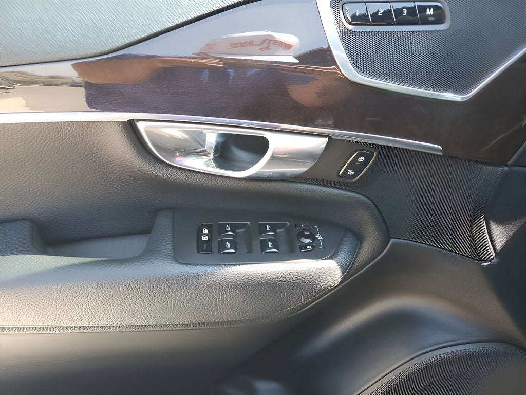 2017 Volvo XC90 T5 Momentum