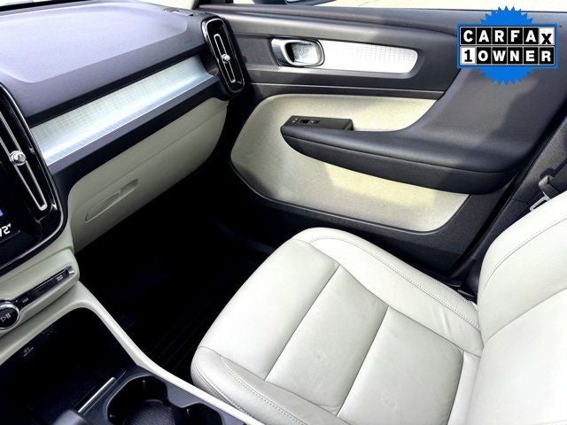 2022 Volvo XC40 Momentum