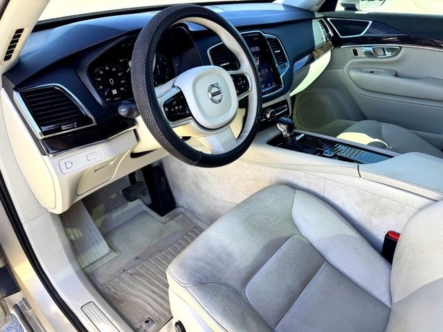 2016 Volvo XC90 T6 Momentum