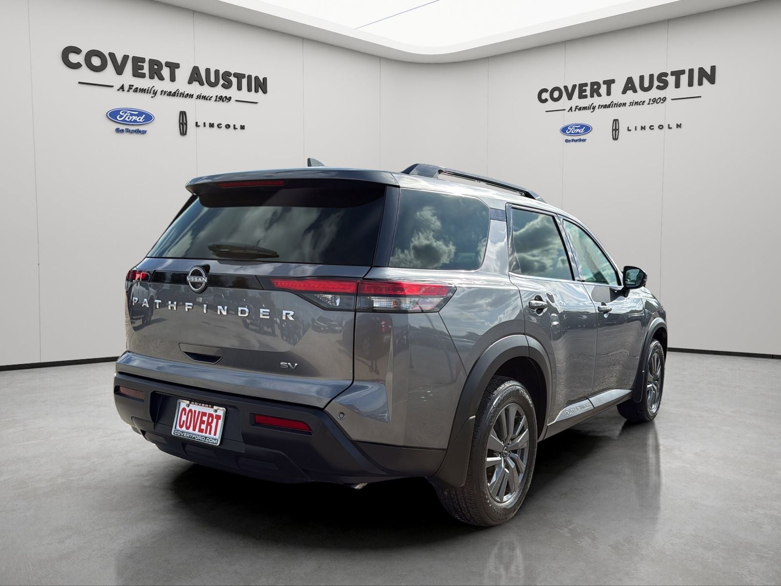 2024 Nissan Pathfinder SV