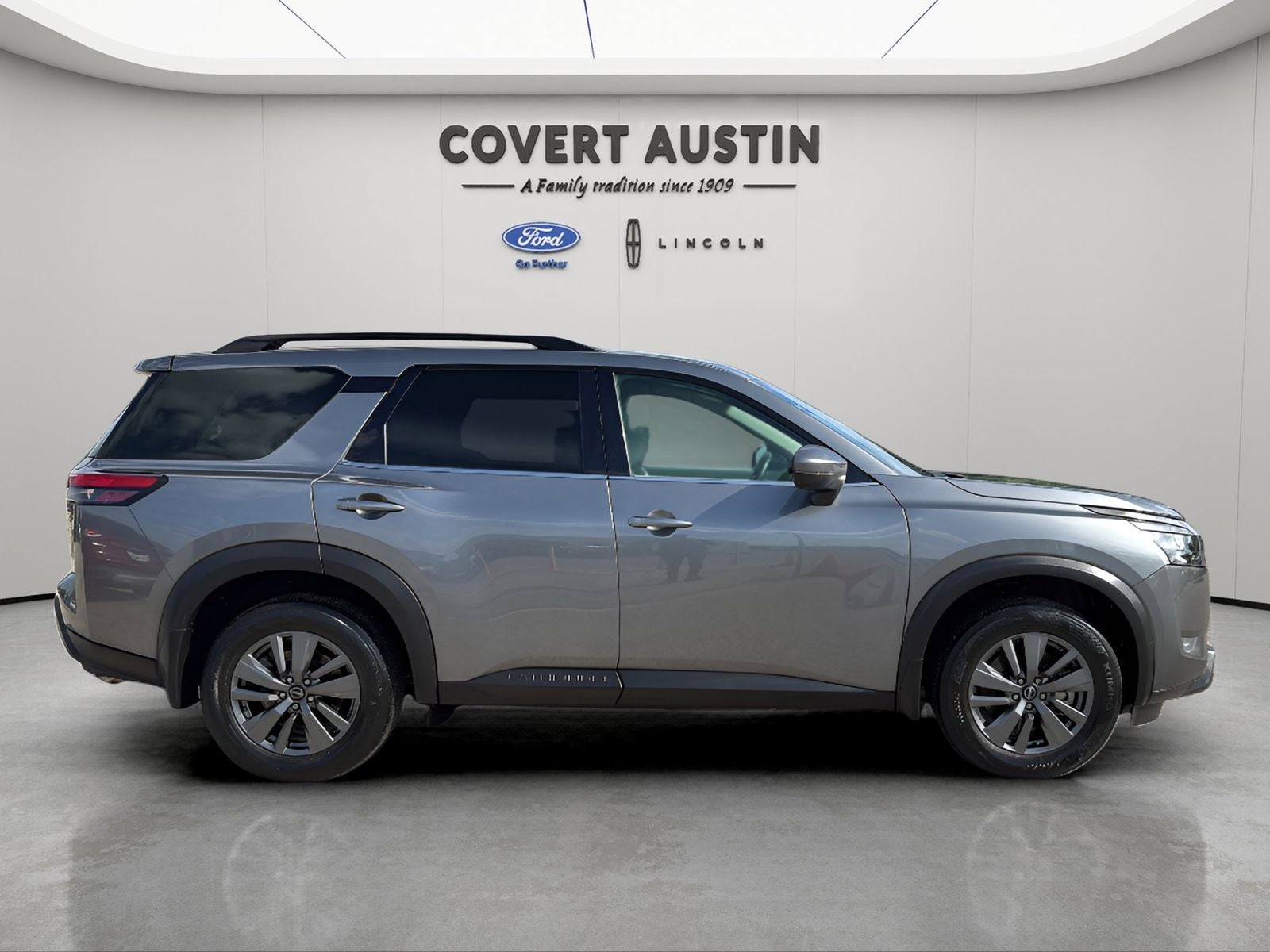 2024 Nissan Pathfinder SV