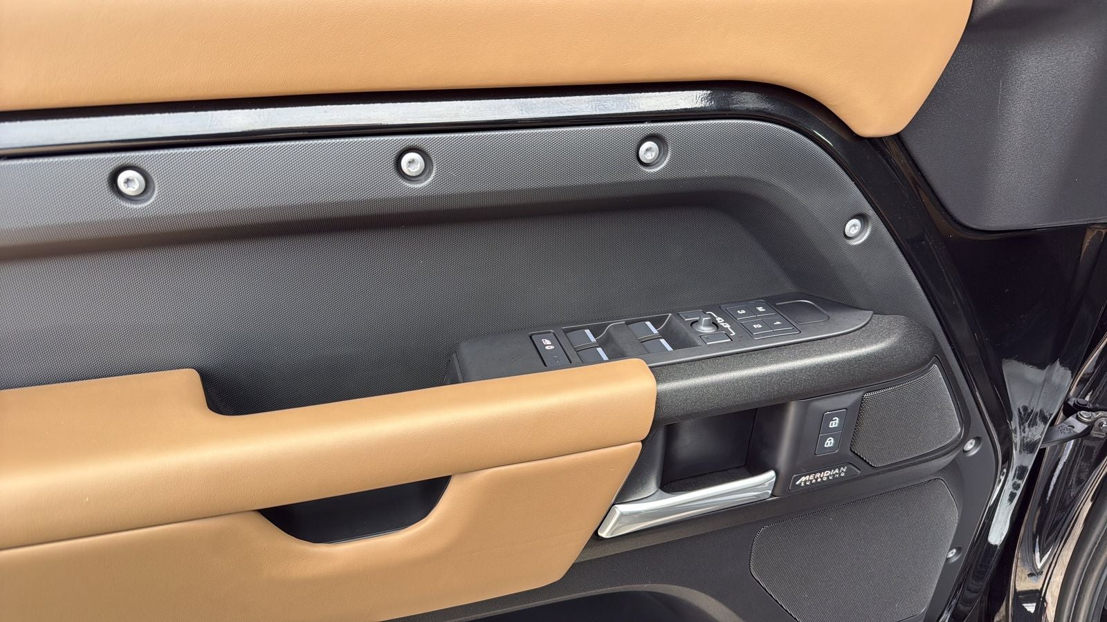 2025 Land Rover Defender 110 V8
