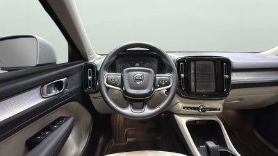 2022 Volvo XC40 Momentum
