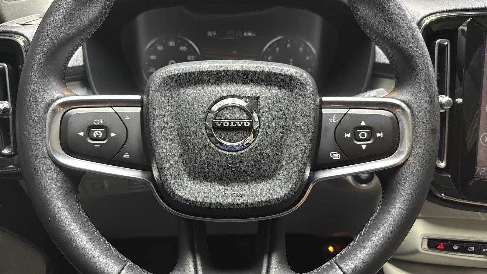 2022 Volvo XC40 Momentum