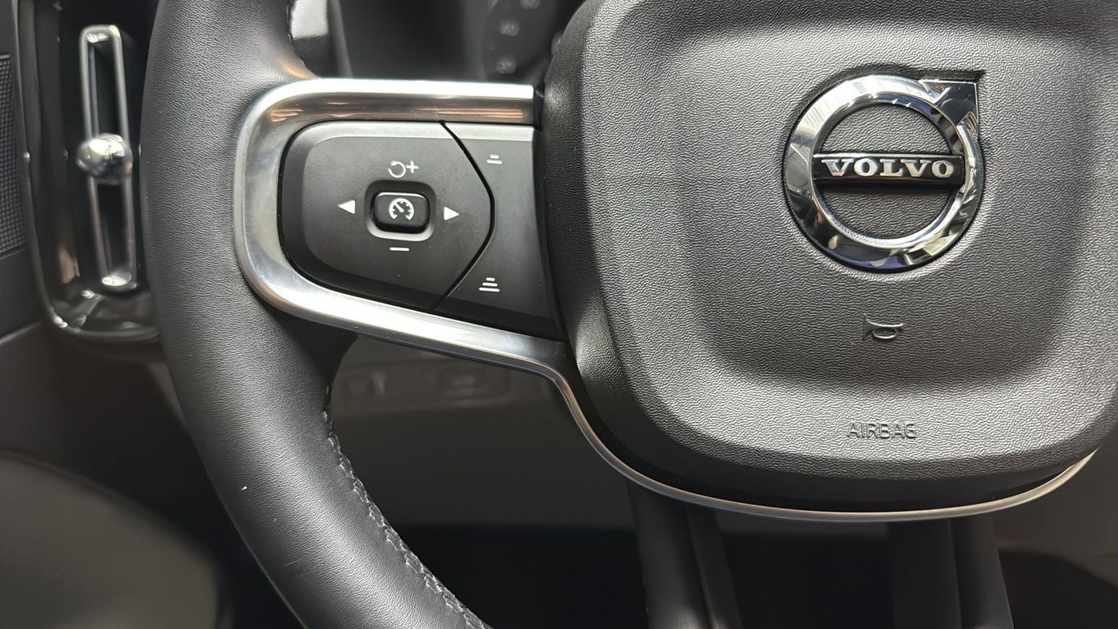 2022 Volvo XC40 Momentum