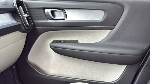 2022 Volvo XC40 Momentum